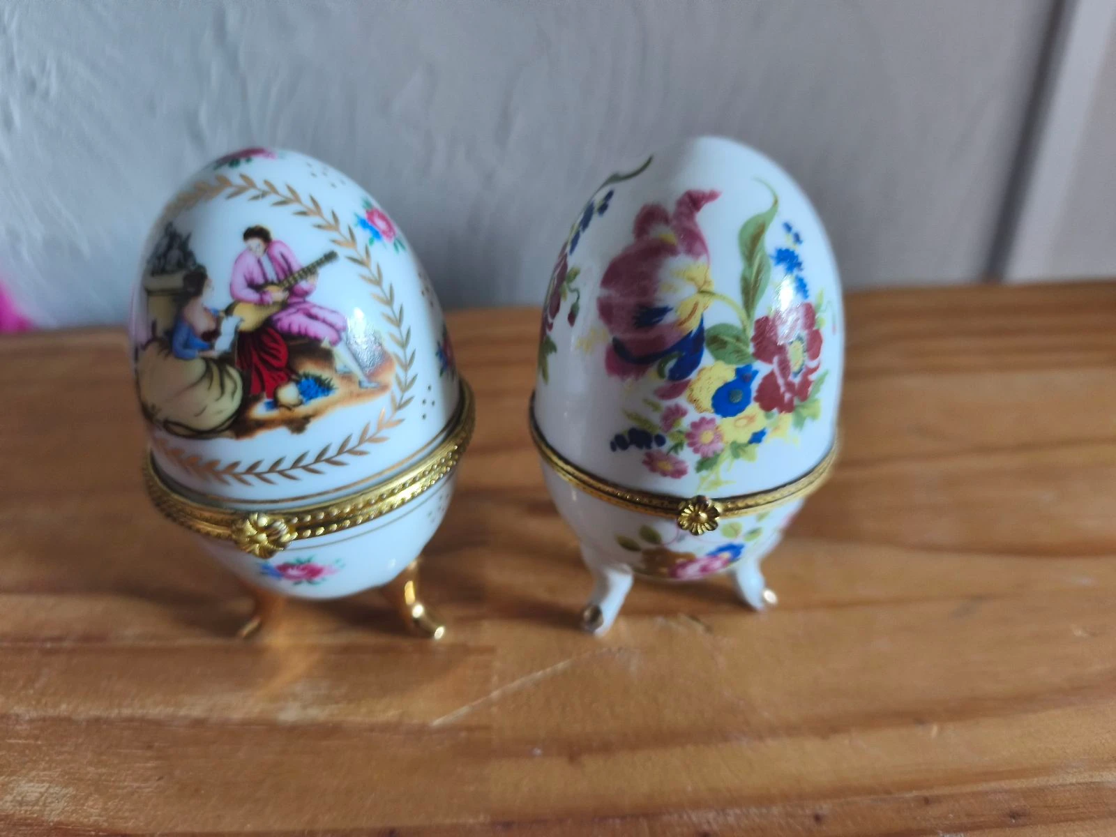 Lot de 2 œufs en porcelaine décoratifs avec monture dorée